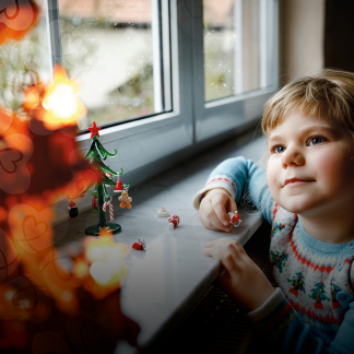 En flicka tittar på juldekorationer